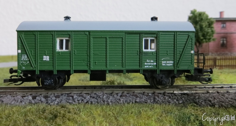 Ein Umbau aus einen Güterwagen in einen Bauzugwagen. Die Bühne ist von der Firma Kuswa. Der Wagen hat an der Stirnseite auch eine Eingangstür erhalten. Die Dachlüfter sind von der Firma P.L. Modell und Modellbahn Lorenz. Den Batteriekasten habe ich noch gehabt. Die Fenster stammen von der Firma Auhagen. werkstattwagen.JPG