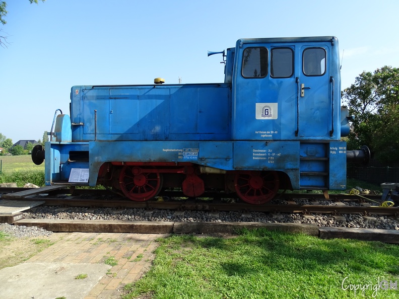 Eine V 22 B 1970 geliefert an das damalige VEB Waschmittelwerk Genthin als Werklok 3. Dort wurde sie bis bis 2015 eingesetzt. Seit den 29.04.2019 steht die Lok auf den Gleis und dem Gelände des Eisenbahnmuseum Kötzschau. Die Lok entspricht der V 23 und später BR 102 der Deutschen Reichsbahn. DSC00984.JPG