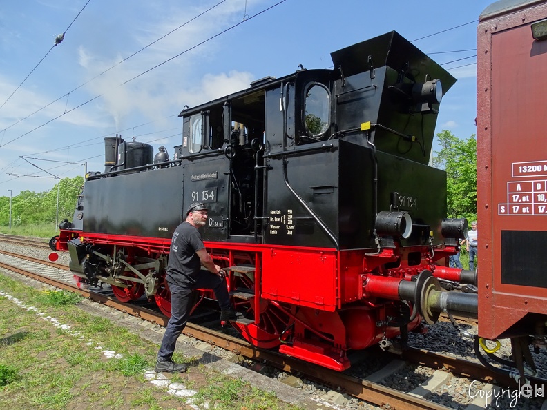 91 134 beim Halt im Bahnhof Kötschau. Es war die erste von zwei Fahrten an diesen Tag. Der Sonderzug kam vom Großkorbetha war auf den Weg nach Leipzig Hbf. Der Sonderzug fuhr im Rahmen des Bahnhof-festes des Eisenbahnmuseum Kötzschau. DSC01036.JPG