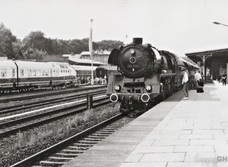 03 1010 aus Halle (Saale) 1990 mit Ihren Sonderzug, im Bahnhof Berlin-Wannsee, bestehend aus Berliner Doppelstockwagen. Diese Sonderzugfahrt fand im Zusammenhang mit den den dortigen Bahnhofs-fest statt. 03-1010_Bhf-Bl.Wannsee_1990.11.JPG