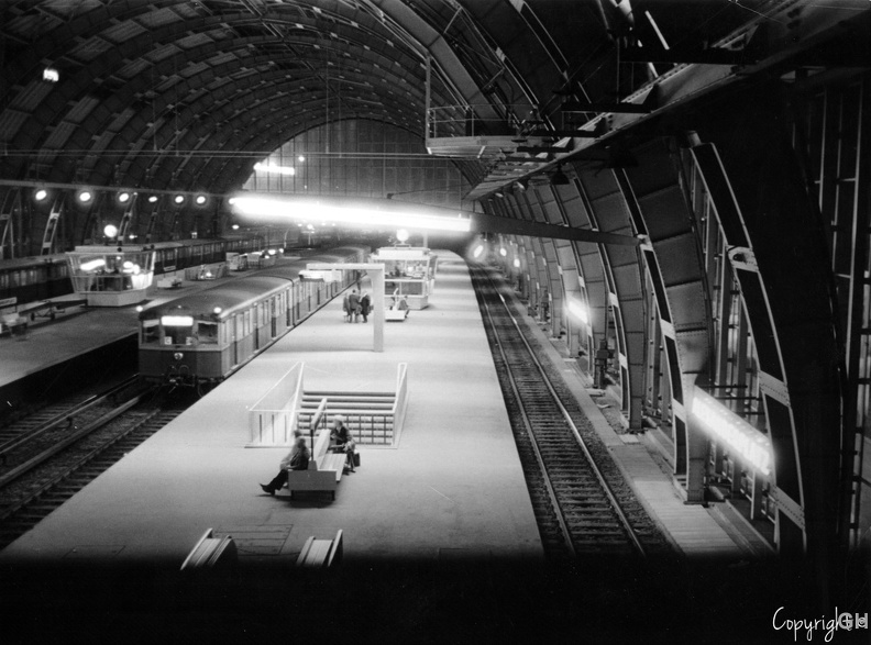 Berlin Alexanderplatz bei Nacht. Es ist wenig Betrieb auf den S-Bahnsteigen. Der ET/EB 165 verlässt gerade den S-Bahnhof. Was das Foto gemacht wurde ist mir nicht bekannt. Sollte aus den 50'er bzw. Anfang der 60'er Jahren stammen, da der Triebwagen noch keine Rekonstruktion erfahren hatte. Berlin-Alexanderplatz.jpg