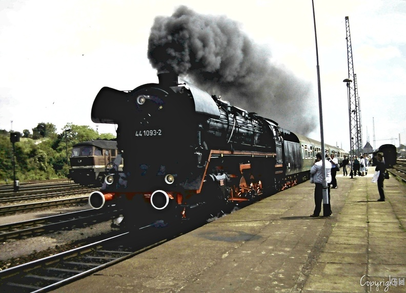 44 1093 der DR mit Ihren Sonderzug 1991 im Bahnhof Sangerhausen. Anlass hierfür war das Bahnhofs-fest anlässlich des Streckenjubiläum 125 Jahre Halle - Sangerhausen.
Im übrigen sind die die ersten Fahrleitungsmasten zu sehen, da Strecke bis Kassel elektrifiziert wird. Seit 27 Mai 1990 war im übrigen die Stecke Halle - Kassel wieder durchgängig befahrbar, denn seit Abzug der Amerikaner und Einmarsch der Sowjetarmee 1945 war diese an der damaligen innerdeutsch Grenze unterbrochen. 44-1093_Bhf-Sangerhausen_1991.11.JPG