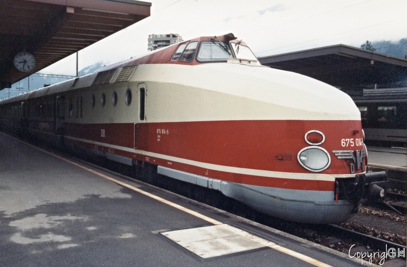 Der Sonderzug der IGE mit 675 014 ist im Bahnhof Landquard (Schweiz) aus Berlin angekommen. 675-014_Landquard(Ch)_25.05.1994.11.JPG