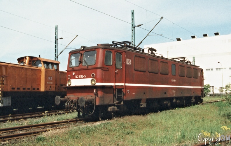 142 035 ex. 242 035 (E 42 035) der DR im ehemaligen BW Bitterfeld, was zu damaligen Zeitpunkt noch als Einsatzstelle des BW Halle genutzt wird. Da die Est. geschlossen werden soll hat man ein kleines BW Fest und eine Sonderzugfahrt auf der Saftbahn (Bitterfeld - Stumsdorf) auf die Beine gestellt. 142-035_Est.Bitterfeld_20.05.1995.11.JPG