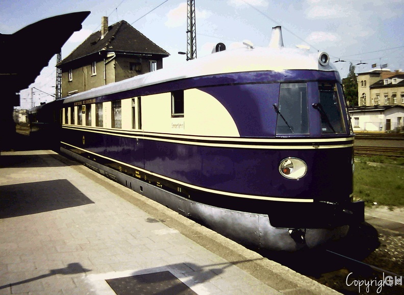 SVT137 225 Hbf-Halle Bahnsteig 12 07.05.1994.03a