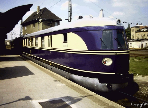 SVT137 225 Hbf-Halle Bahnsteig 12 07.05.1994.03a