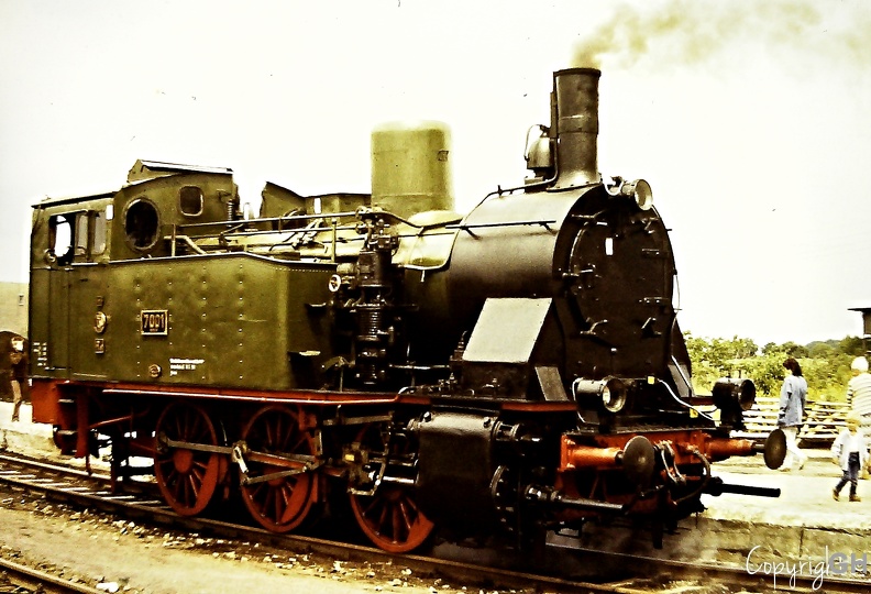 89 1009 aus Halle als Preußische T8 zum Bahnhofsfest auf den Bahnhof Pretzsch im Jahr 1990. Anlass war das Streckenjubiläum 100 Jahre Pratau–Pretzsch–Torgau zu dem auch ein Sonderzug aus Berlin? kam. 89-1004_Bhf-Pretzsch_1990.11.jpg