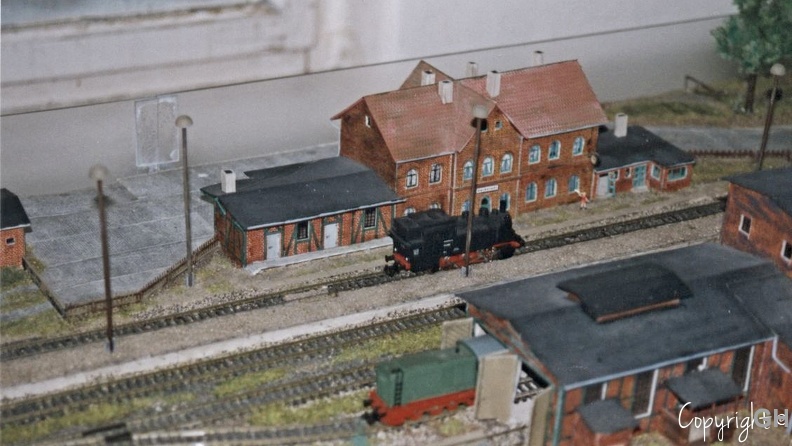 Im Jahr 2000 schreiten die Arbeiten in unseren Clubräumen in Halle-Kanena an der Anlage zügig voran. Hier ein Blick auf den Bahnhof Gerbstedt. bhf-gerbstedt_kanena_2000.jpg