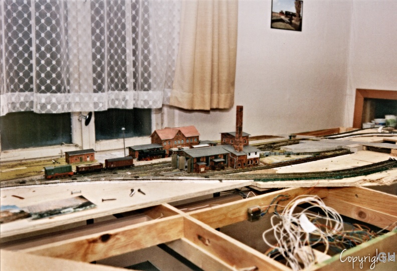 Anfang 1999 in unseren damaligen Clubräumen in Halle-Kanena. Die Arbeiten am Bahnhof Gerbstedt und vor allem an den Gelände gehen weiter. gerbstedt1_kanena_1999.JPG