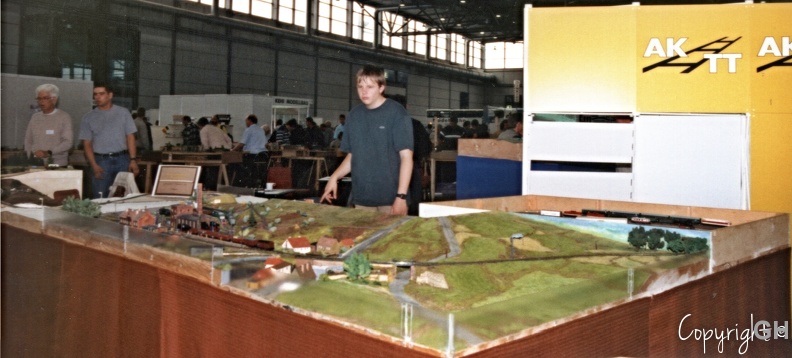 Im Oktober 2000 sind wir zum ersten mal mit unserer Anlage auf der Messe Modell & Hobby in Leipzig. Dabei waren wir mit am Stand des AKTT eingeladen. Unsere Anlage war mit den anderen Anlagen des AKTT verbunden. Links zu sehen sind die Modellbahnfreunde mit der Anlage Pößneck mit der wir verbunden sind. gerbstedt1_leipzig_2000.JPG