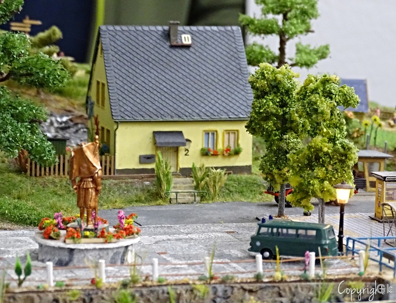 Bei Modellbahnfreunden des MEH in Halle waren wir bei Ihrer Ausstellung vom 12. bis 20. November 2022 mit unsere kleinen TT-Anlage zu Gast.
Vom Person-Zug aus ein Eindruck am oberen Bahnhof. DSC03585.1.jpg